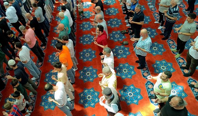 Akçakoca'da camilerde cuma namazı sonrası yağmur duası yapıldı