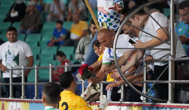 Gökhan Akkan maç öncesi tribüne gitti