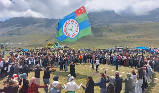 Ovit Yayla Şenlikleri’nde 30 bin kişi el ele horon oynadı