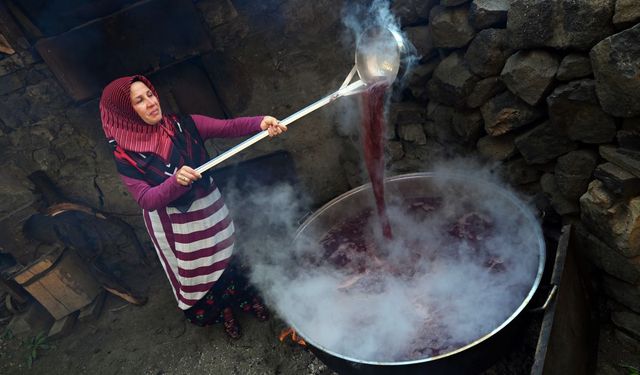 Karadeniz'e özgü kokulu üzümden tatlı ve ekşi pekmez üretiliyor