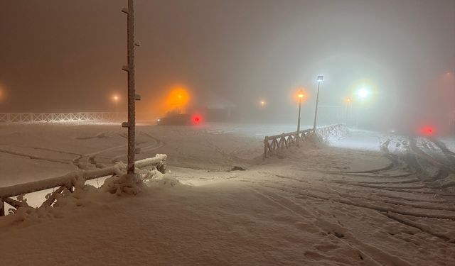 Erzurum'un yüksek kesimleri ve Palandöken Dağı'nda kar yağışı etkili oldu