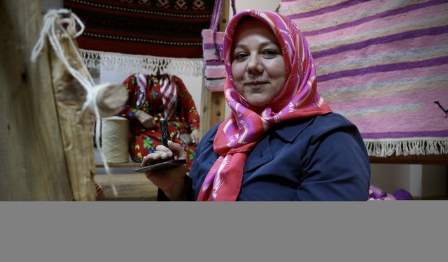 Coğrafi işaretli "Vezirköprü Tahtaköprü kilimi"ni yaşatmak için çaba gösteriyor