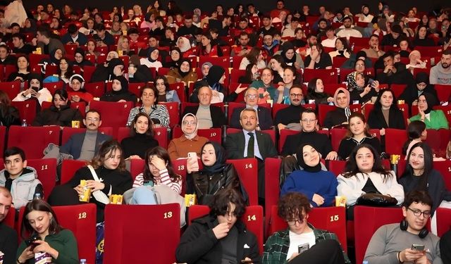 Rize Valisi Baydaş Cumhuriyet'in 100. yalına özel film gösterimini gençlerle izledi