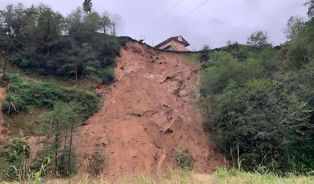 Çayeli’nde Heyelanlı yamaca riskli ‘kestirme patika’