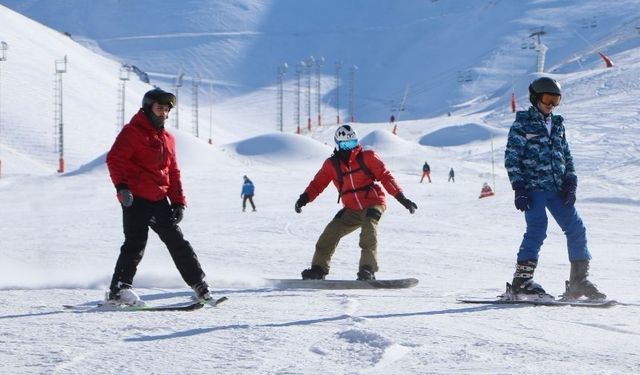 Erzurum’da Adrenalin tutkunlarının vazgeçilmezi Palandöken cıvıl cıvıl