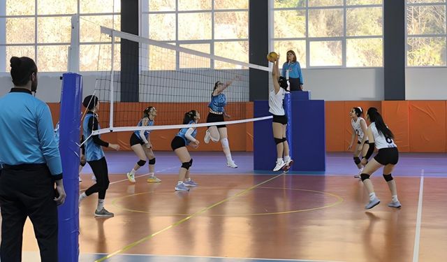 Çayeli’nde okullar arası voleybol turnuvası düzenlendi