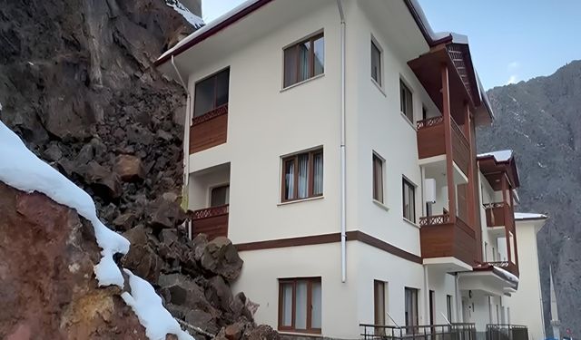 Artvin'de heyelan; taşlar eve doldu