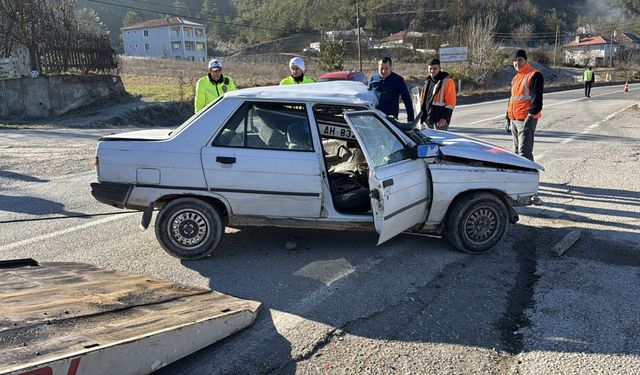 Karabük'te hafif ticari araçla çarpışan otomobilin sürücüsü yaralandı