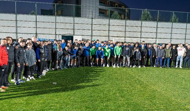 Çaykur Rizespor, antrenman öncesinde taraftarlarıyla buluştu