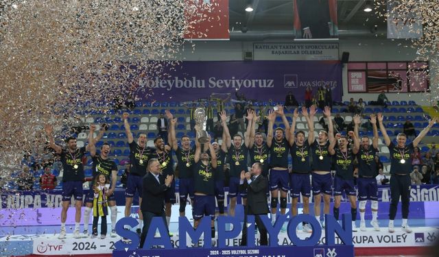 Fenerbahçe Rize'de kupayı kaldırdı