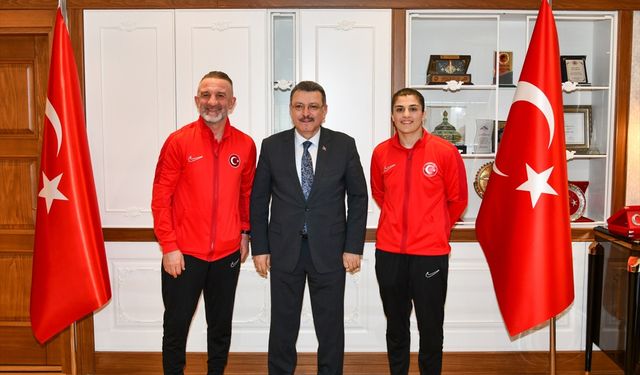 Dünya şampiyonu Busenaz Sürmeneli, Trabzon Büyükşehir Belediye Başkanı Genç'i ziyaret etti