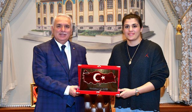 Dünya şampiyonu Busenaz Sürmeneli, Trabzon Valisi Aziz Yıldırım'ı ziyaret etti