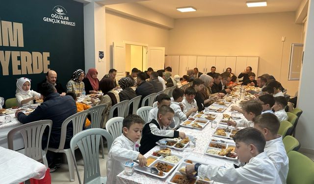 Oğuzlar Kaymakamı Tayfun Yılmaz, öğrenci ve velilerle iftar yaptı