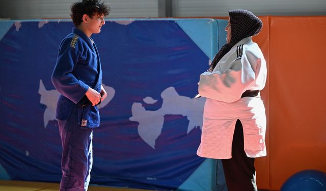 Torunlarına destek için judoya başladılar