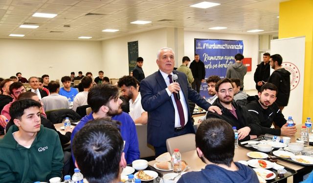 Trabzon Valisi Aziz Yıldırım, öğrencilerle sahur yaptı