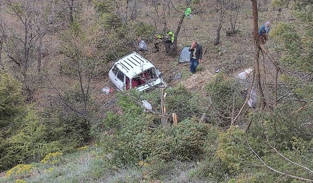 Çorum'da devrilen otomobildeki 3 kişi yaralandı