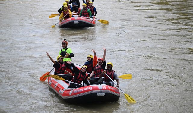 Düzce'de maceraseverler hafta sonunu rafting yaparak değerlendirdi