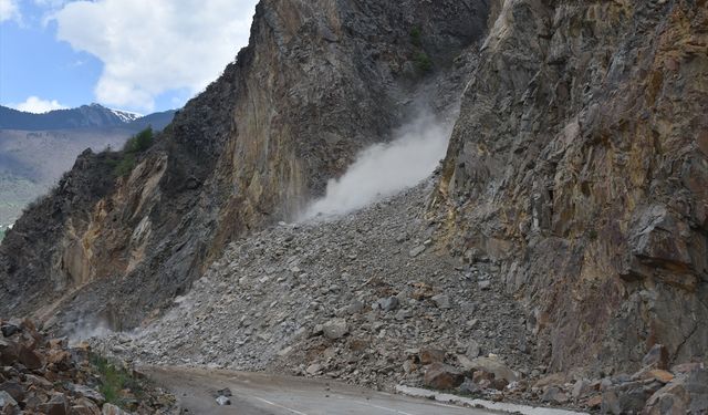 Heyelan nedeniyle kapanan Gümüşhane-Giresun kara yolunun ulaşıma açılması için çalışmalar sürüyor