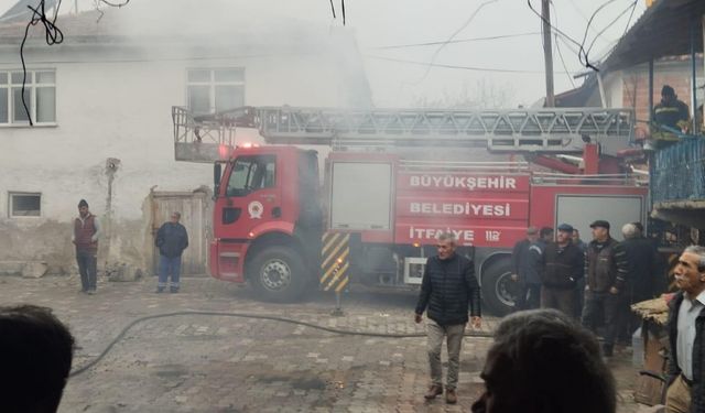 Ladik'te çıkan yangında ahşap ev kullanılmaz hale geldi