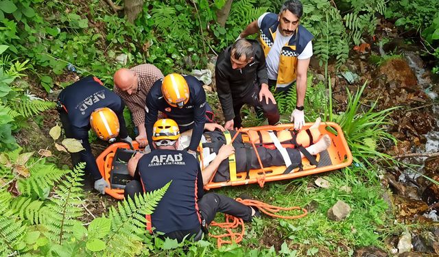 Rize'de arazide çalıştığı sırada ayağından yaralanan kişiyi ekipler kurtardı