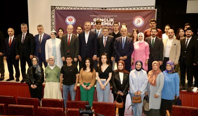 AK Parti Grup Başkanvekili Abdulhamit Gül, Trabzon'da gençlere hitap etti