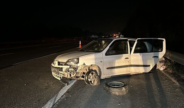 Anadolu Otoyolu'nda bariyere çarpan otomobildeki 4 kişi yaralandı