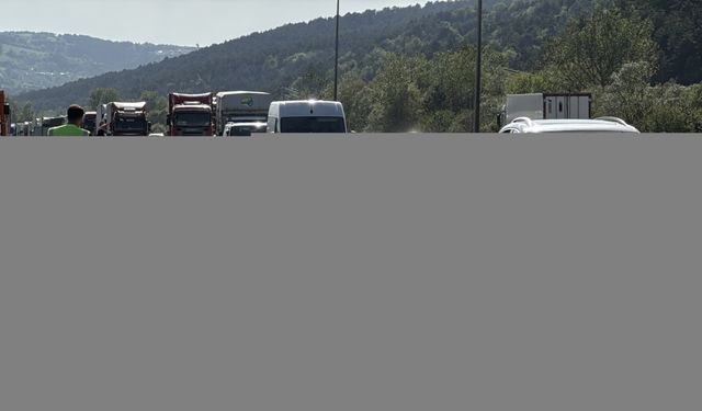 Anadolu Otoyolu'nda çarpışan tırlar ulaşımı aksattı