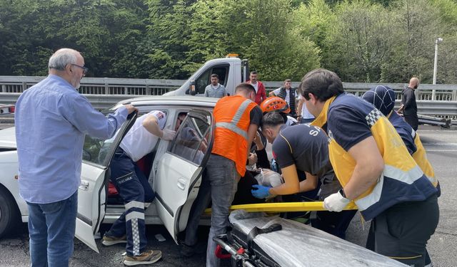 Anadolu Otoyolu'nda otomobil ile oto kurtarıcısının karıştığı kazada 3 kişi yaralandı