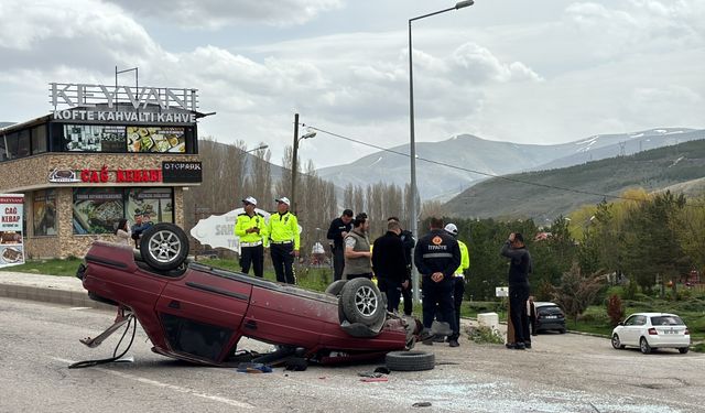 Bayburt'ta devrilen otomobildeki 4 kişi yaralandı