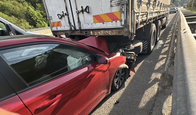 Bolu'da kamyona çarpan otomobildeki 2 kişi yaralandı