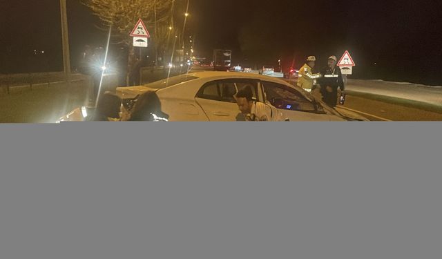 Bolu'da kamyona çarpan otomobildeki sürücü yaralandı