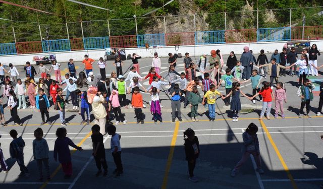 Çaykara'da "Geleneksel Çocuk Oyunları Şenliği" yapıldı