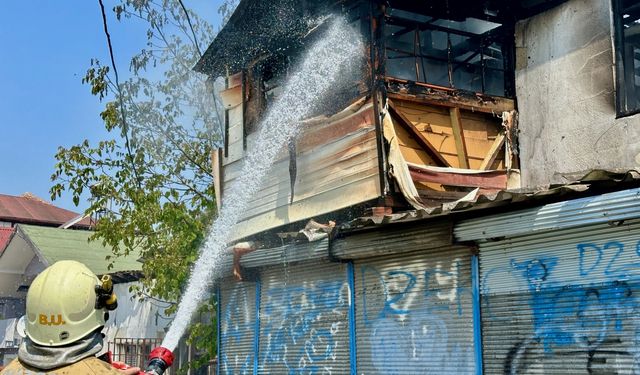 Düzce'de 2 katlı binada çıkan yangın söndürüldü