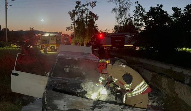 Düzce'de seyir halinde yanan otomobil kullanılamaz hale geldi