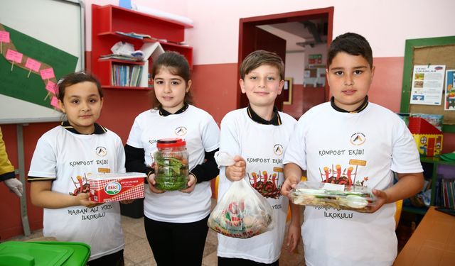 Evlerinden getirdikleri gıda atıklarını okulda gübreye çevirdiler