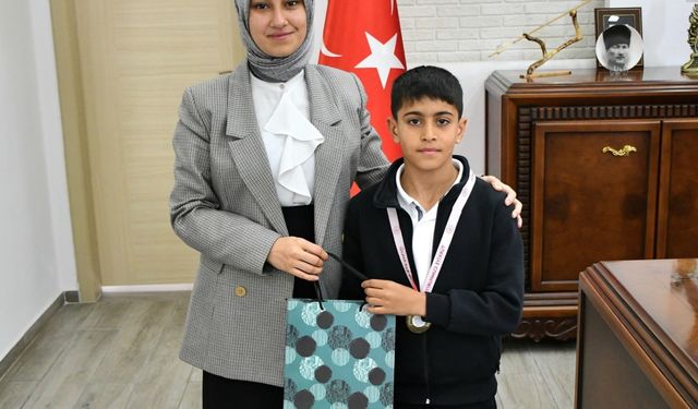 Gümüşhacıköy Kaymakamı Güneş, Türkiye Şampiyonu Görkem Çeltük'ü makamında kabul etti