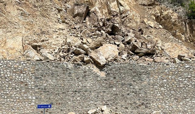 Gümüşhane'de heyelan nedeniyle mahalle yolu ulaşıma kapatıldı