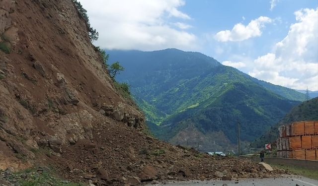 Gümüşhane'de Kürtün-Torul kara yolunda heyelan meydana geldi