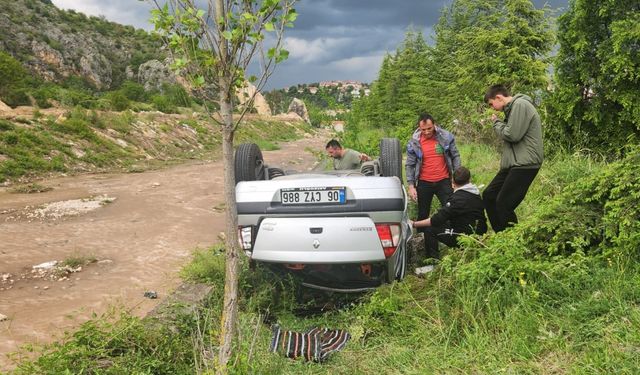 Karabük'te dere kenarına devrilen otomobildeki 5 kişi yaralandı