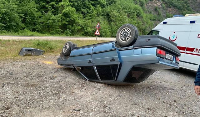 Karabük'te devrilen otomobildeki 2 kişi yaralandı