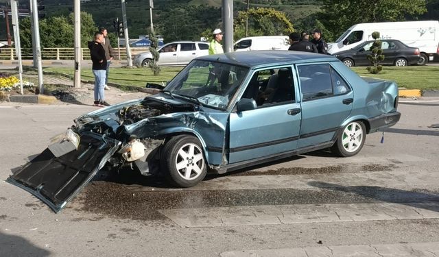 Karabük'te hafif ticari araç ile otomobilin çarpıştığı kazada 2 kişi yaralandı