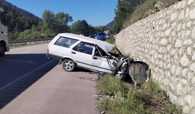 Karabük'te istinat duvarına çarpan otomobilin sürücüsü ağır yaralandı