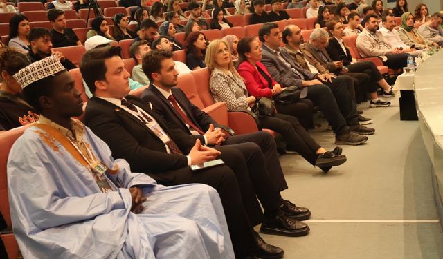 Karanfil Group Başkanı Karanfil, "Girişimciliğe İlk Adım" etkinliğinde öğrencilerle bir araya geldi