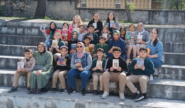Kargı'da öğrenci ve veliler açık havada kitap okudu