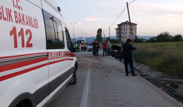 Kastamonu'da bariyerlere çarpan otomobildeki çift yaralandı