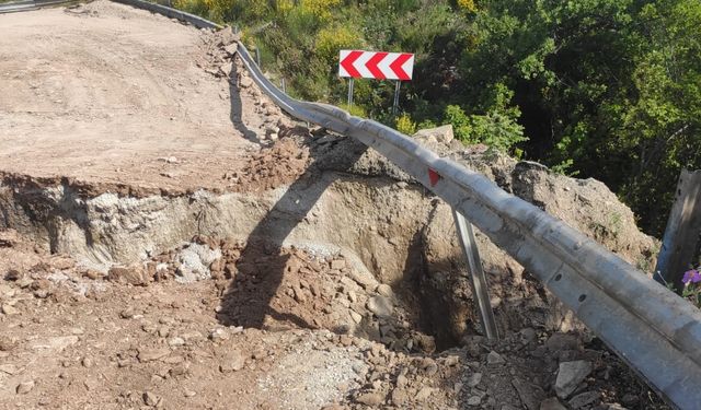 Kastamonu'da Cide-İnebolu kara yolu heyelan nedeniyle ulaşıma kapandı