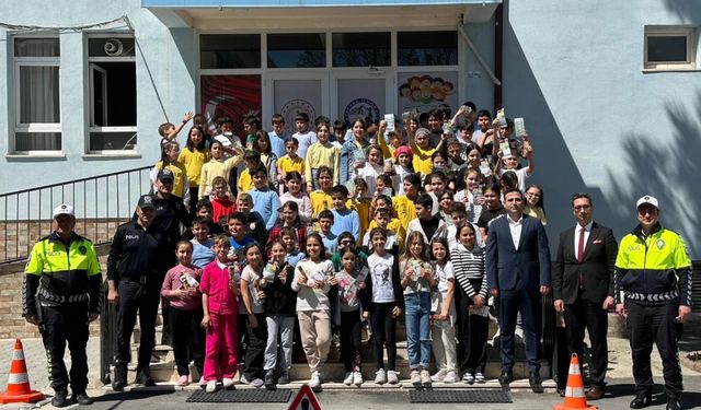 Ladik ilçesinde trafik haftası etkinlikleri kapsamında çocuklar bilgilendirildi