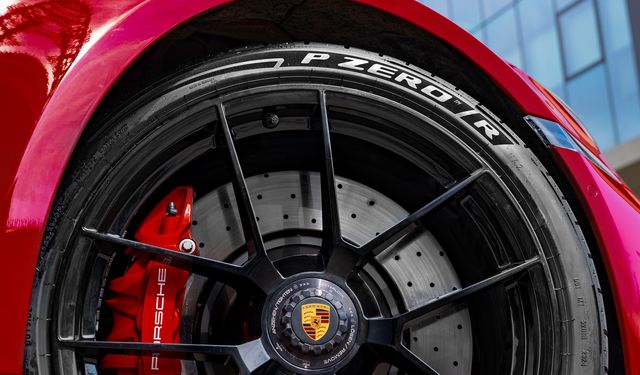 Pirelli hibrit motorlu yeni Porsche 911 GTS için özel lastik geliştirdi