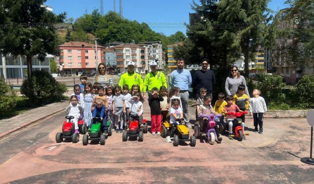 Salıpazarı'nda miniklere uygulamalı trafik eğitimi verildi
