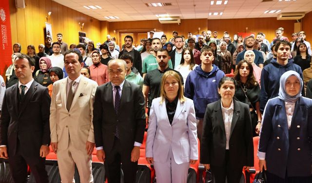 Samsun'da "Bilişim Çağında Dezenformasyon" konferansı düzenlendi